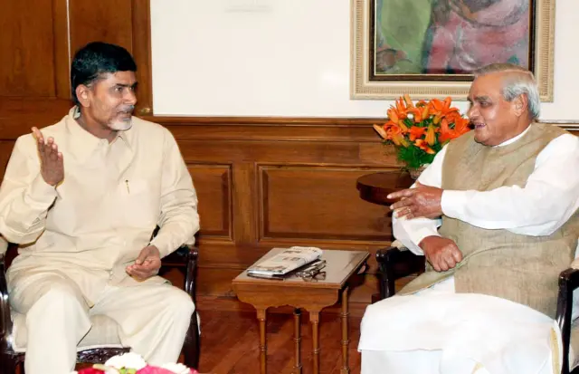 চন্দ্রবাবু নাইডু (বামে) ও প্রধানমন্ত্রী অটলবিহারী বাজপেয়ী। জুন ২০০২