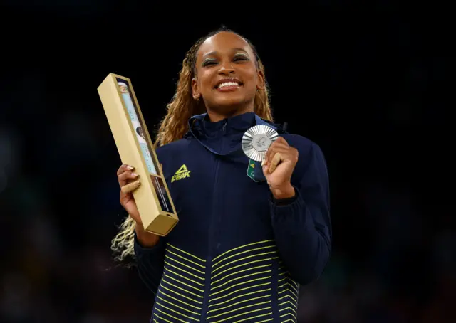 Rebeca Andrade segura medalhaapostando no betanoprata