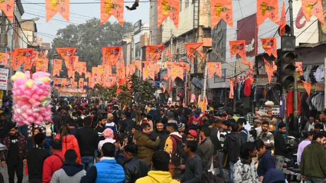 बाज़ार में लगाए गए भगवा ध्वज 