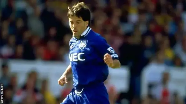 Od 1992. do 1994. Radosavljević je igrao za engleski Everton