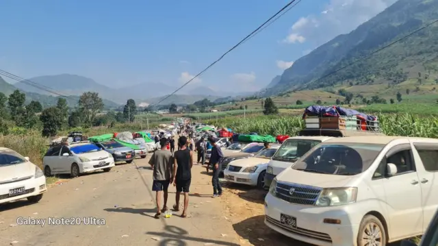 လောက်ကိုင်အထွက်ပါဆင်ကျော်မှာပိတ်မိနေတဲ့ လားရှိုးပြန်ဖို့ကြိုးစားသူတွေ