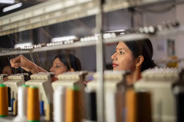 ગુજરાત નવા શ્રમ કાયદા, આઠ કલાકને બદલે બાર કલાકની શિફ્ટ, મહિલાઓ માટે નાઇટ શિફ્ટ, ગોપાલ ઇટાલિયા, જિજ્ઞેશ મેવાણી, ઉમેશ મકવાણા બિલ ફાડ્યું, બીબીસી ગુજરાતી સમાચાર