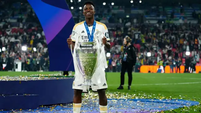 Vinícius Júnior segurando troféu1.5 2.0 gols bet365campeão da Liga dos Campeões da UEFA enquanto sorri