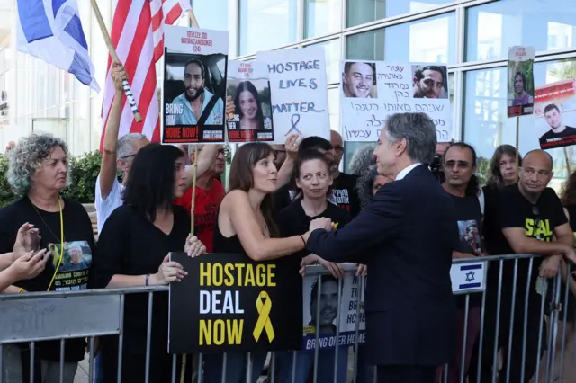 Blinken, Tel Aviv'de yakınları Hamas tarafından kaçırılan ailelerle bir araya geldi