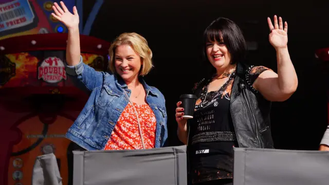 Joanne Page e Ruth Jones acenando para as câmeras em Barry Island, no País de Gales