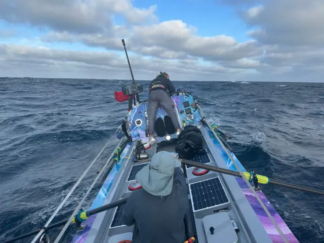 Dos de los hermanos están remando en la angosta embarcación que los llevó a cruzar el Pacífico