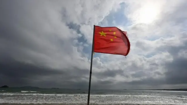 இந்தத் தீவுகள் சீனாவின் கடற்கரைக்கு அருகில் அமைந்துள்ளன, ஆனால் அவை இன்னும் தைவானின் கட்டுப்பாட்டில் உள்ளன. அந்த நேரத்தில், அமெரிக்கா லெபனானில் ராணுவ நடவடிக்கைகளை மேற்கொண்டு வந்தது.
