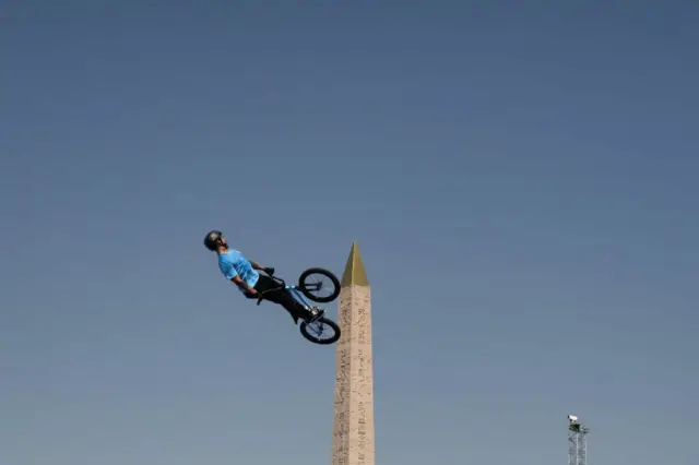 José Torres en la bicicleta