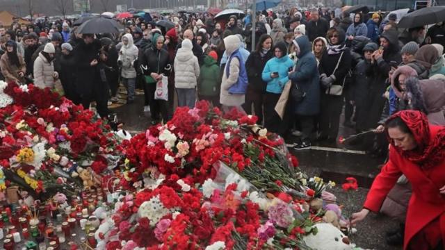پس از کشته شدن دست‌کم ۱۳۷ نفر در حمله به یک سالن کنسرت در حومه مسکو در شامگاه جمعه (۲۲ مارس/۳ فروردین)، امروز در روسیه عزای عمومی اعلام شده است.