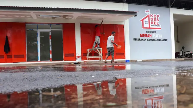 Pekerja menyelesaikan pembangunan Koperasi Merah Putih di Kelurahan Mangasa, Makassar, Sulawesi Selatan, Jumat (6/2/2026).