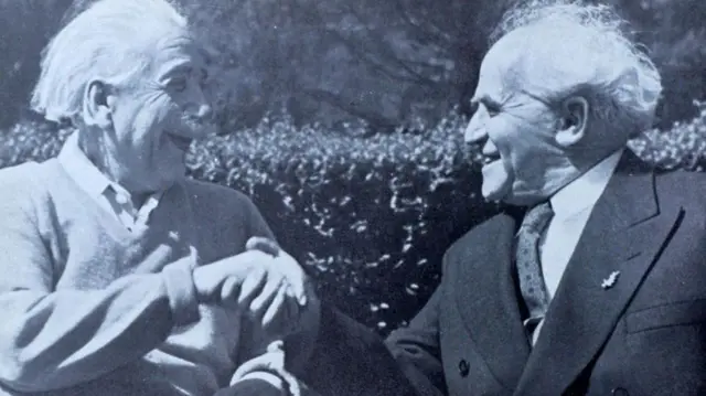 Albert Einstein y David Ben-Gurión dándose la mano en Princeton