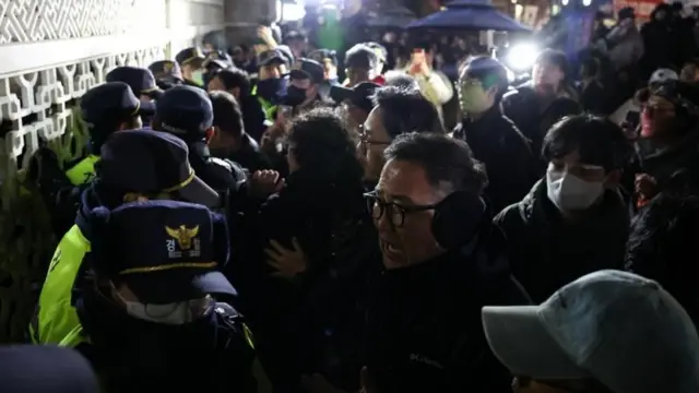 Manifestantes começam a chegar ao prédio da Assembleia Nacional, em Seul