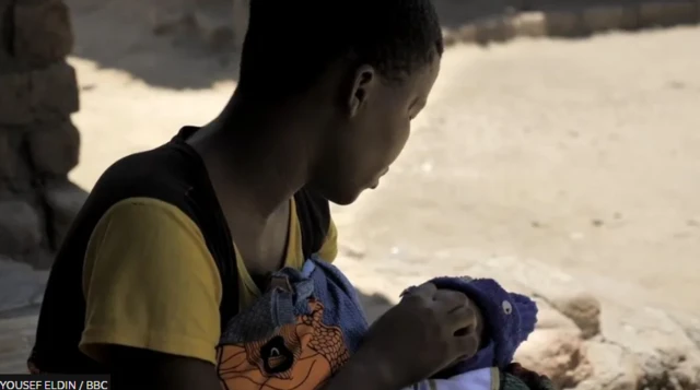 Une jeune fille avec son bébé