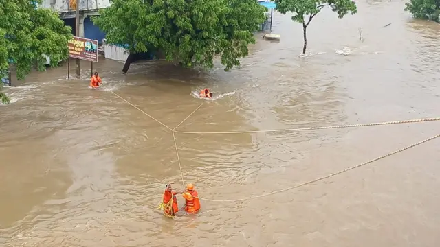 வெள்ளத்தில் சிக்கிய மக்கள் மீட்பு