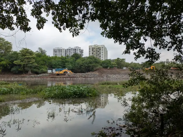 मुळा-राम संगमावर पिंपरी-चिंचवड भागात येणाऱ्या काठावर सुरू असलेलं नदी सुधार प्रकल्पाचं काम