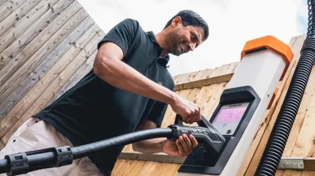 Nyobolt, зарядка для електромашин, станція заряджання 