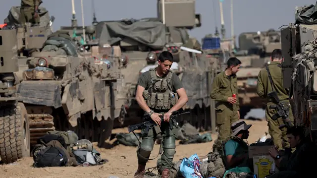 جنود يقفون عند دباباتهم في محيط قطاع غزة