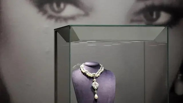 Mwigizaji Elizabeth Taylor alimiliki kito kisicho cha kawaida ambacho kilikuwa cha wafalme wa Uropa kama vile Malkia Mary I wa Uingereza na kaka mkubwa wa Napoleon.