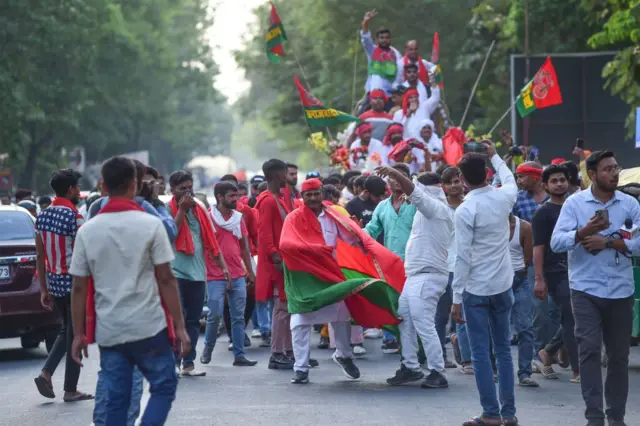 উত্তরপ্রদেশের রাজধানী লখনৌতে সমাজবাদী পার্টির জয়োল্লাস