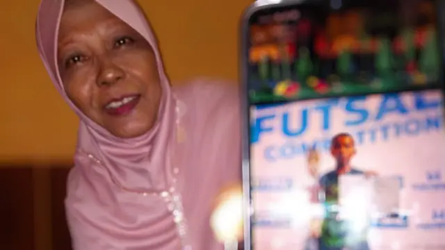 Suparti menunjukkan foto M. Keisa Anwar Alfairus.