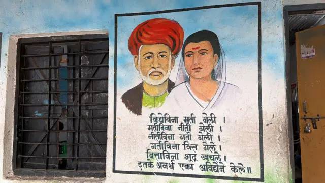 पळशी गावातील शाळेच्या तुटलेल्या खिडक्या.