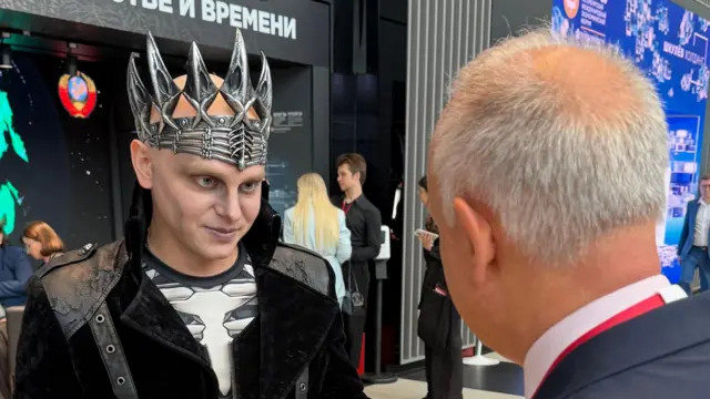 Steve Rosenberg z BBC przeprowadza wywiad z mężczyzną przebranym za rosyjskiego złoczyńcę z folkloru „Koszczeja Nieśmiertelnego” na forum ekonomicznym