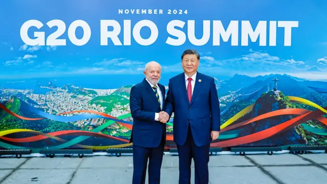 Lula e Xi Jinping posam para foto durante encontro do G20 no Rio de Janeiro, em 18/11