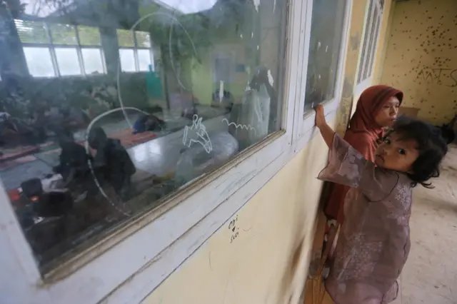 Sejumlah warga korban bencana hidrometeorologi berada di tempat pengungsian di Masjid Al-Abrar Desa Gunung Balohen, Kebayakan, Aceh Tengah, Aceh, Sabtu (13/12/2025). Data Badan Penanggulangan Bencana Daerah (BPBD) Aceh Tengah menyebutkan sebanyak 34.640 jiwa yang terdampak bencana hidrometeorologi pada Rabu (26/11) terpaksa mengungsi di 94 lokasi pengungsian.