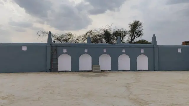 ज़मीन दान करने के बाद ईदगाह की बाउंड्री बनाने का काम भी सैनी भाइयों की देखरेख में हुआ