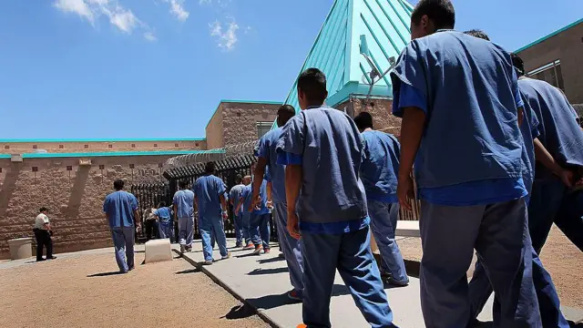 ስደተኛው ተይዞ የቆየበት የኢሚግሬሽን እና ጉምሩክ ባለስልጣን (አይስ) ኢሎይ የማቆያ ማዕከል