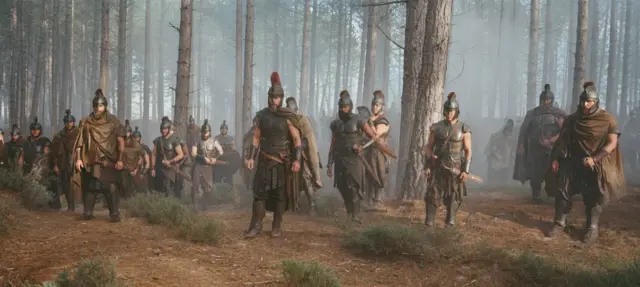 Matt Damon (ortada), Christopher Nolan'ın yazıp yapımcılığını ve yönetmenliğini üstlendiği THE ODYSSEY filminde Odysseus rolünde.