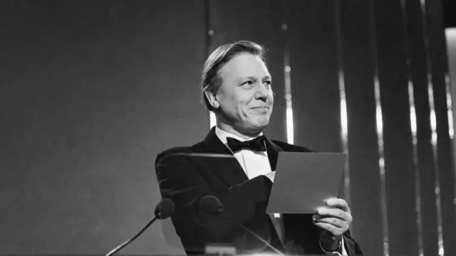 Attenborough1987 Britanya Film ve Televizyon Akademisi Ödülleri'nde konuşma yaparken. 