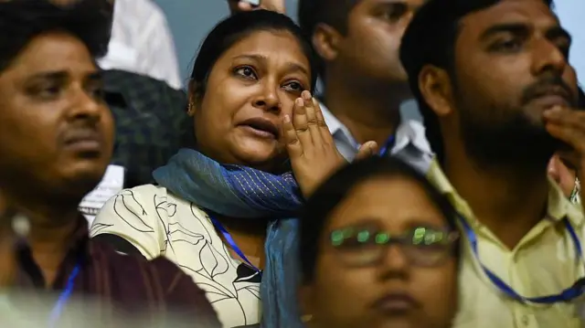 रोती हुई एक महिला