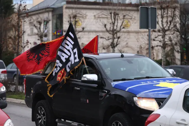 automobil na kojem su zastave albanije, kosova i OVK