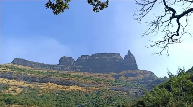 3,000 فٹ بلند اس پہاڑ پر مزار کے علاوہ درجنوں مکانات ، دکانیں اور ریستوران بھی ہیں۔