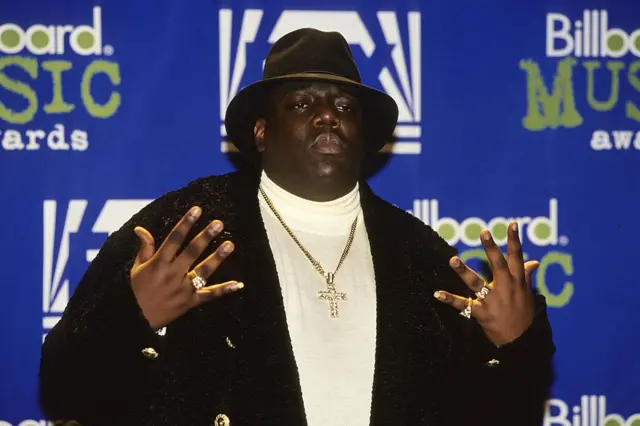 The Notorious B.I.G. posa ante fotógrafos en los Billboard Music Awards.