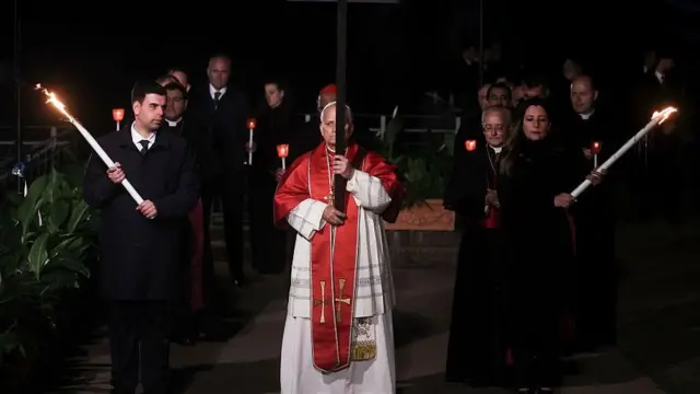 Papież Leon XIV prowadzi Drogę Krzyżową, Via Crucis, w rzymskim Koloseum 3 kwietnia 2026 roku w Rzymie we Włoszech.

