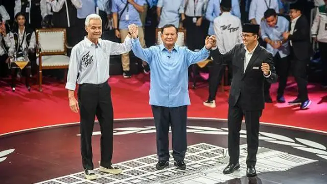 Capres nomor urut satu Anies Baswedan, Capres nomor urut dua Prabowo Subianto dan Capres nomor urut tiga Ganjar Pranowo berpegangan tangan usai beradu gagasan dalam debat perdana Capres dan Cawapres 2024 di Gedung KPU, Jakarta, Selasa (12/12/2023).