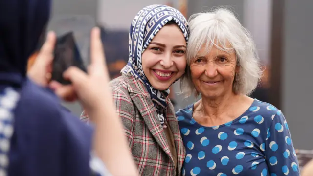 یک دانشجوی افغان با لورنا نورگرو از بنیاد لیندا نورگرو