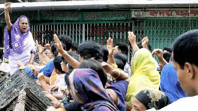 ২০০৪ সালে সরকার বিরোধী এক কর্মসূচিতে মতিয়া চৌধুরী