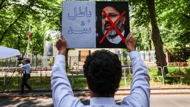 独ベルリンのイラン大使館前で体制に抗議する人