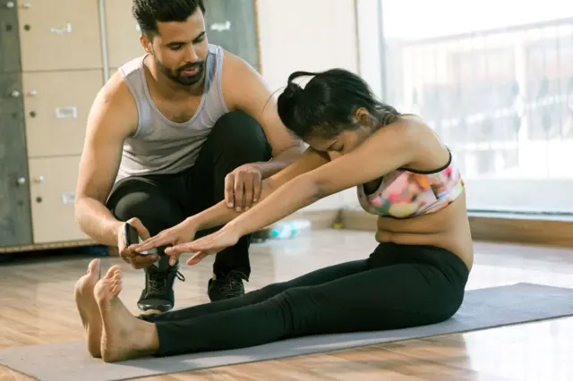 कंबरदुखीमुळे हालचाल टाळण्यापेक्षा ती योग्य पद्धतीने करणं फायद्याचं ठरतं.