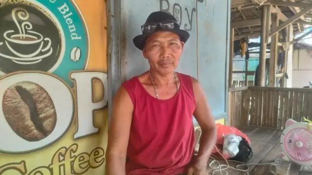 Seorang warga Desa Pasauran, Kecamatan Cinangka, Banten, Ebi mengaku menyaksikan kepulan asap Gunung Anak Krakatau dari warung miliknya, yang berada tepat di bibir pantai beberapa hari lalu. 
