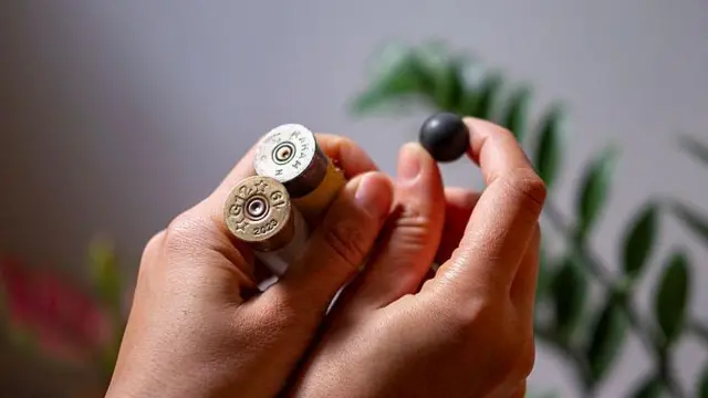 Vỏ đạn súng săn và đạn cao su được thu gom từ đường phố Tehran vào ngày 8/1