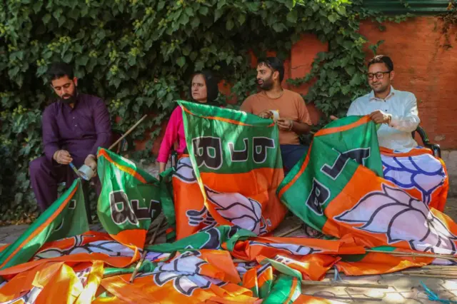 শ্রীনগরে প্রধানমন্ত্রী মোদীর জনসভার আগে দলীয় পতাকা গোছাতে ব্যস্ত বিজেপি কর্মীরা