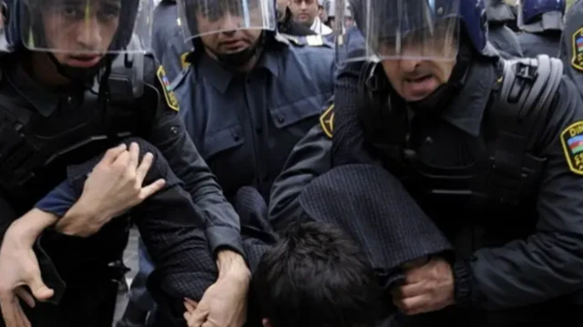 Azərbaycan polisi kişini saxlayır