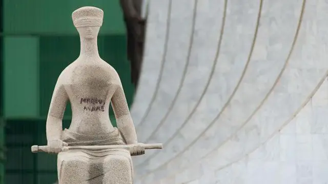 Estátua Justiça, em frente ao STF, pichada com a frase "Perdeu mané"