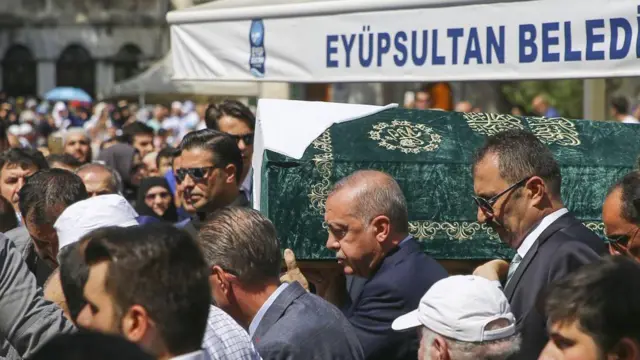 Şenler'in 29 Ağustos 2019'da düzenlenen, İstanbul Eyüpsultan'daki cenaze töreni. Kalabalık bir grup görülüyor. Bir grup ise tabutu taşıyor. Taşıyanların en önünde Recep Tayyip Erdoğan bulunuyor.