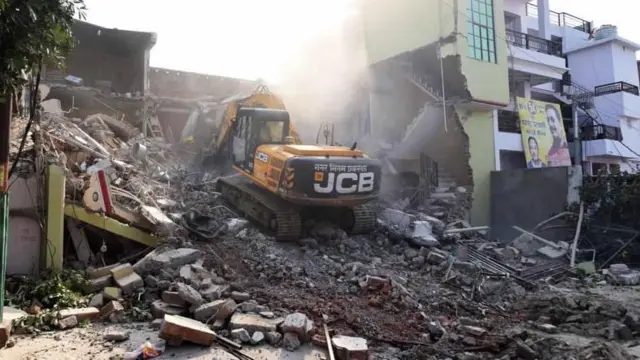 यूपी में बुलडोज़र एक्शन 