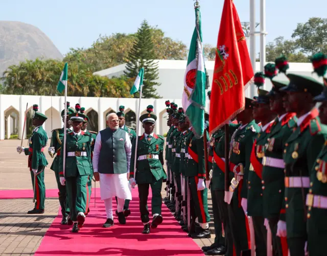Modi na duba sojoji masu fareti a fadar shugaban Najeriya da ke Abuja
